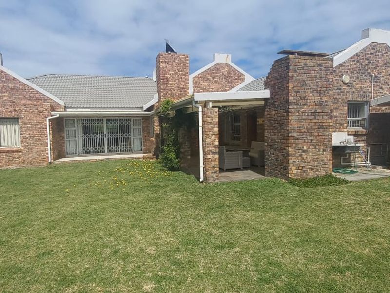 Spacious Home with Flatlet for Long-Term Rental – Cape St Francis - Photo 2