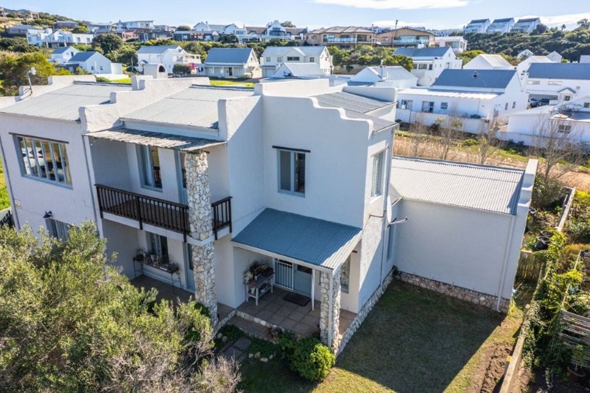 Exclusive Coastal Retreat in Tollas Oord – Space, Style & Potential - Photo 3