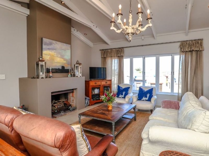 Exclusive Coastal Retreat in Tollas Oord – Space, Style & Potential - Photo 8