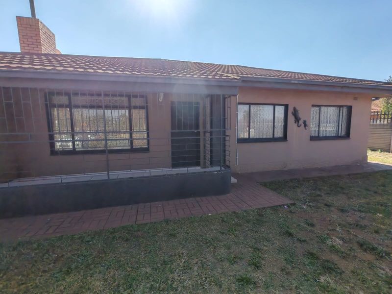 Spacious 4-Bedroom Family Home in CW 5 - Photo 2