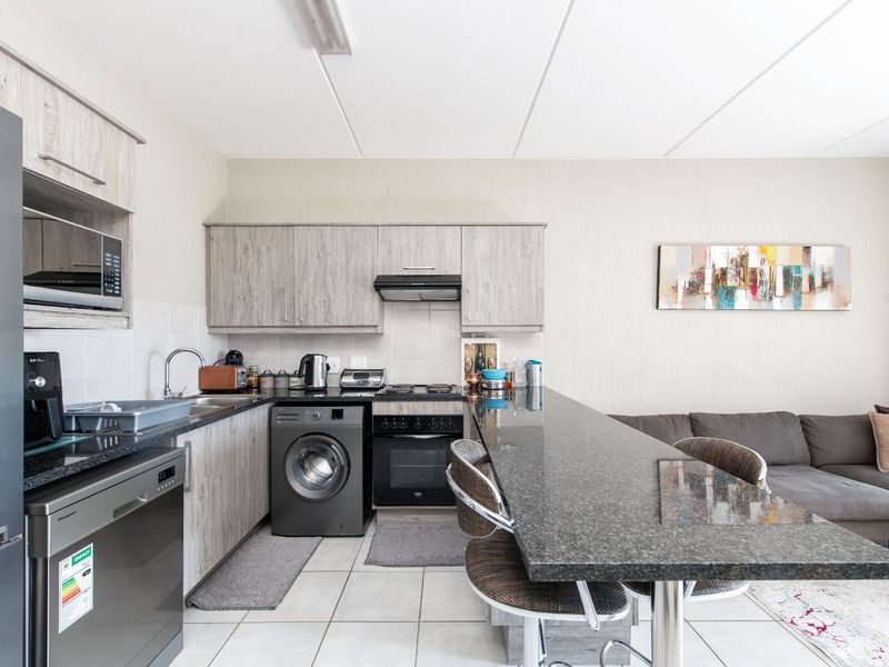 Beautifully Kept 2 Bedroom Apartment in Grange Park, Barbecue Downs. - Photo 2