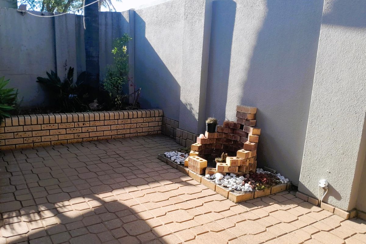 Spacious Ground-Floor Corner Unit in Villa Med – Perfect Location, Great Potential! - Photo 5