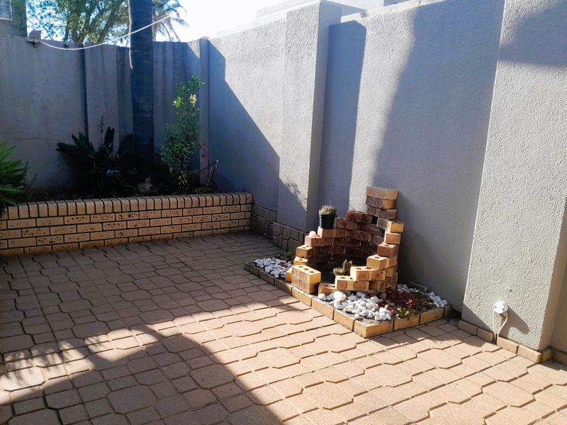 Spacious Ground-Floor Corner Unit in Villa Med – Perfect Location, Great Potential! - Photo 5