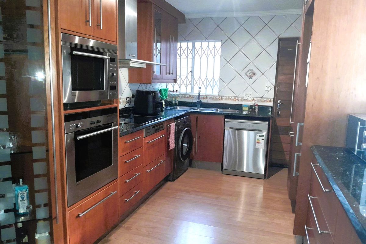 Spacious Ground-Floor Corner Unit in Villa Med – Perfect Location, Great Potential! - Photo 4