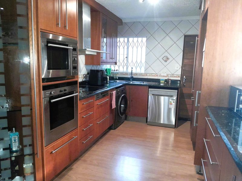 Spacious Ground-Floor Corner Unit in Villa Med – Perfect Location, Great Potential! - Photo 4