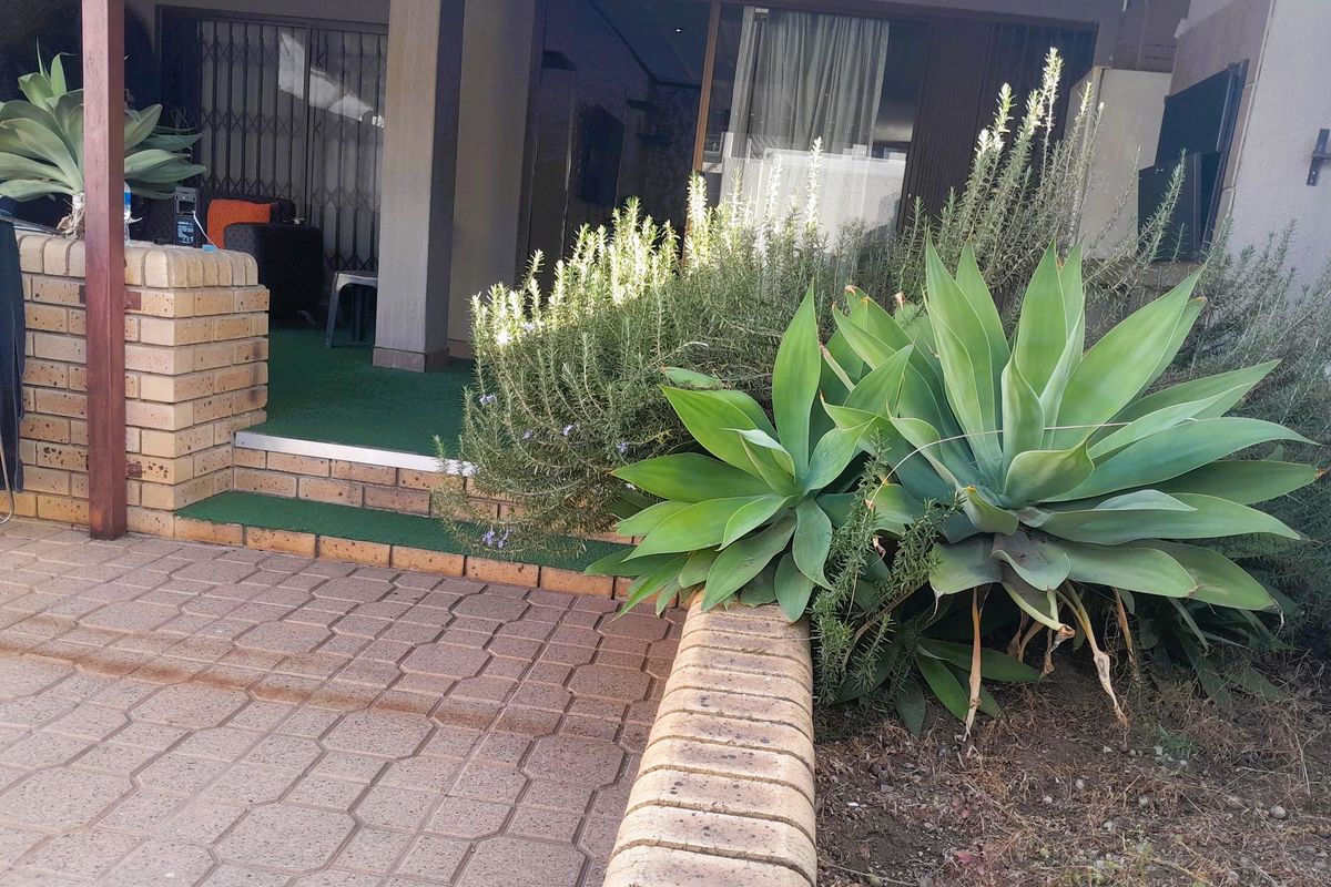 Spacious Ground-Floor Corner Unit in Villa Med – Perfect Location, Great Potential! - Photo 2