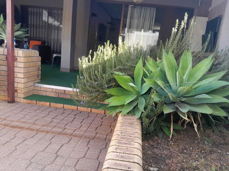 Spacious Ground-Floor Corner Unit in Villa Med – Perfect Location, Great Potential! - Photo 2