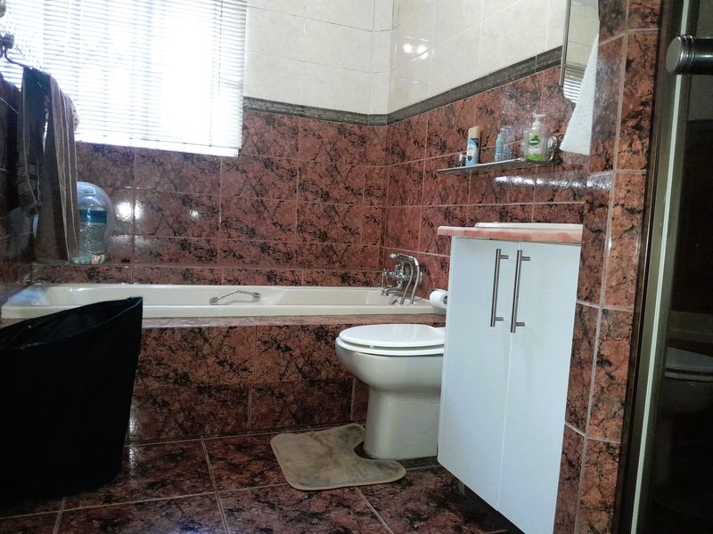 Spacious Ground-Floor Corner Unit in Villa Med – Perfect Location, Great Potential! - Photo 9