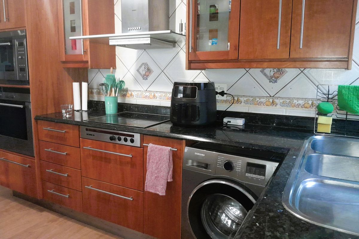 Spacious Ground-Floor Corner Unit in Villa Med – Perfect Location, Great Potential! - Photo 3