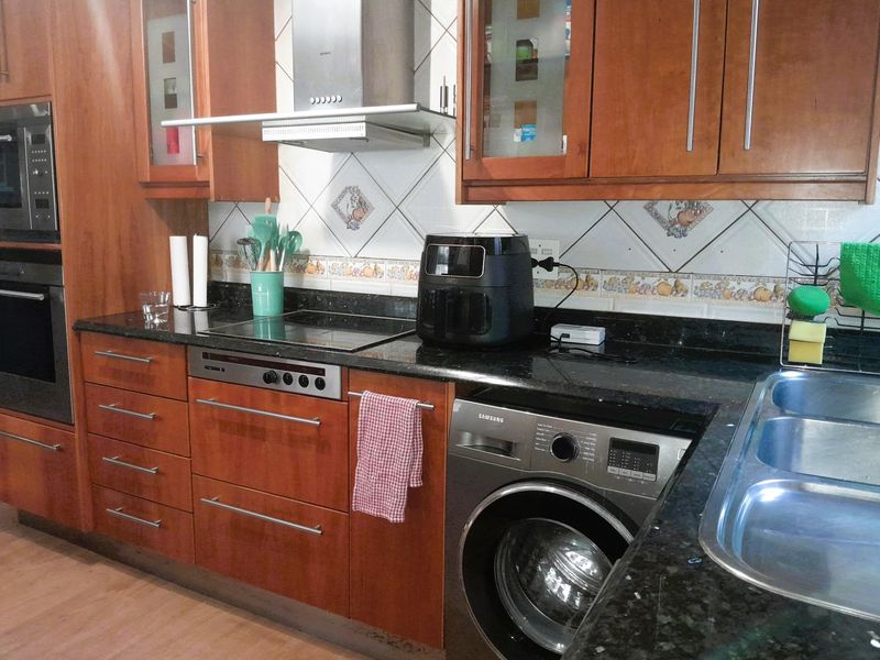 Spacious Ground-Floor Corner Unit in Villa Med – Perfect Location, Great Potential! - Photo 3
