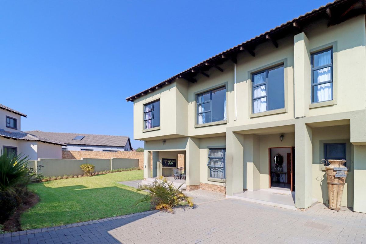 Spacious 4-Bedroom Family Home in the Sought-After Thatchfield Hills Estate - Photo 2