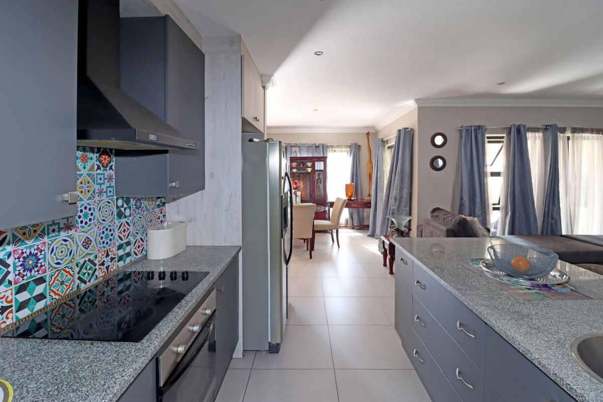 Spacious 4-Bedroom Family Home in the Sought-After Thatchfield Hills Estate - Photo 3