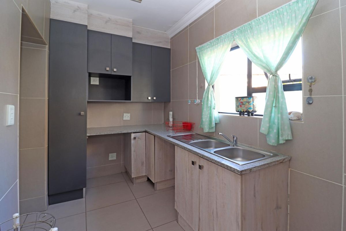 Spacious 4-Bedroom Family Home in the Sought-After Thatchfield Hills Estate - Photo 5