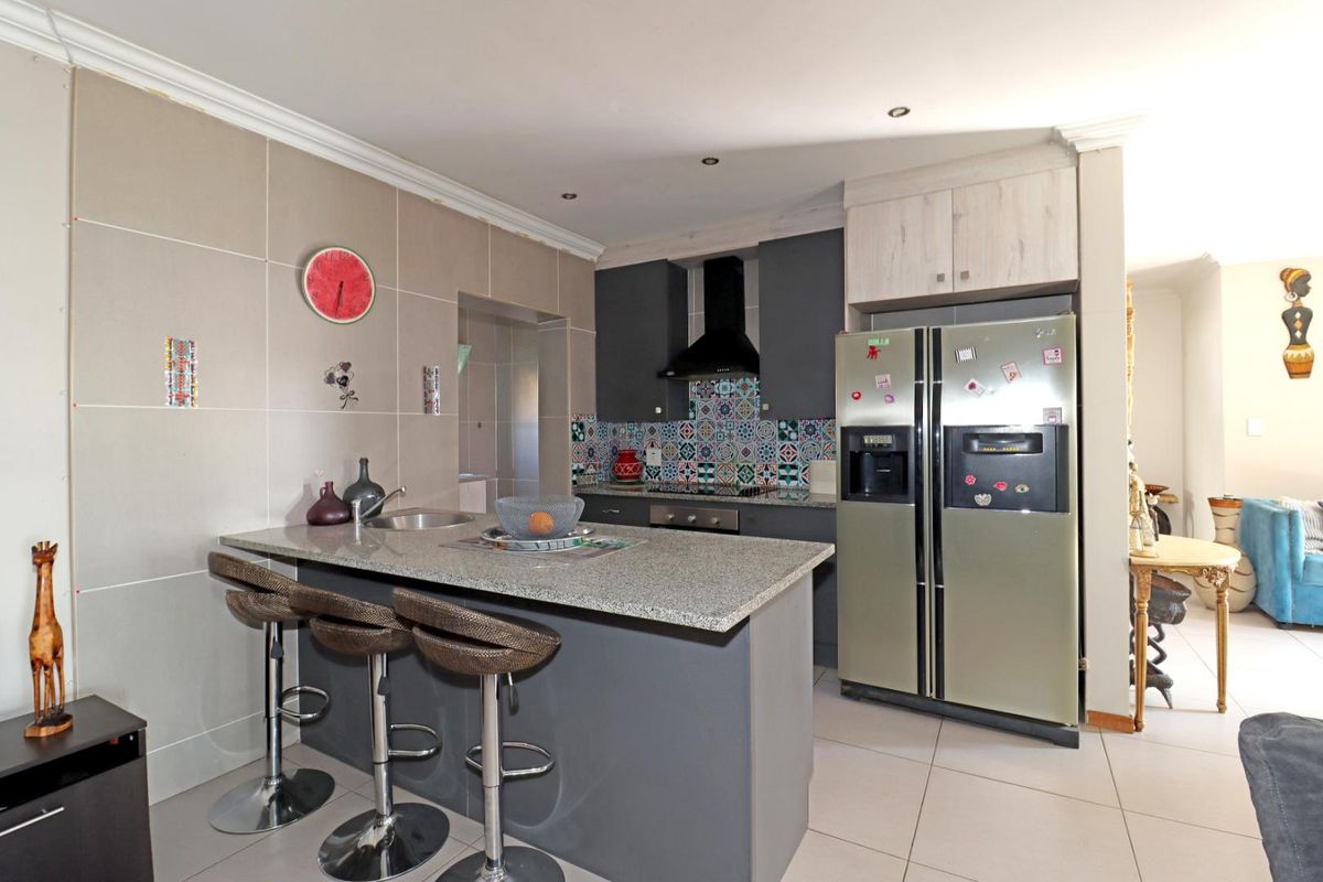 Spacious 4-Bedroom Family Home in the Sought-After Thatchfield Hills Estate - Photo 4