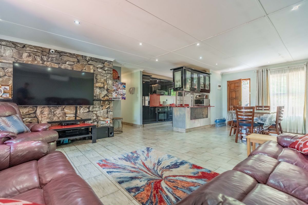 Price Reduced! Stylish, Secure & Convenient 3-Bed Simplex in Sherwood. - Photo 2