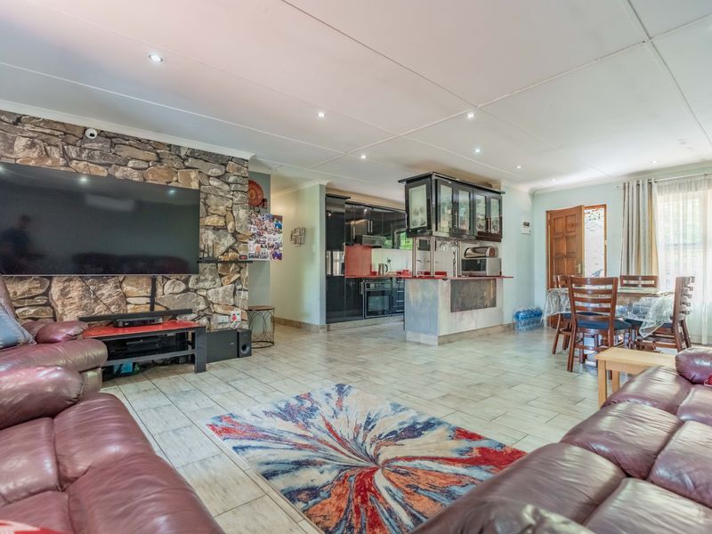 Price Reduced! Stylish, Secure & Convenient 3-Bed Simplex in Sherwood. - Photo 2