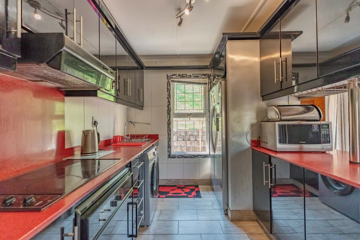 Price Reduced! Stylish, Secure & Convenient 3-Bed Simplex in Sherwood. - Photo 3