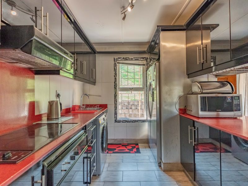 Price Reduced! Stylish, Secure & Convenient 3-Bed Simplex in Sherwood. - Photo 3