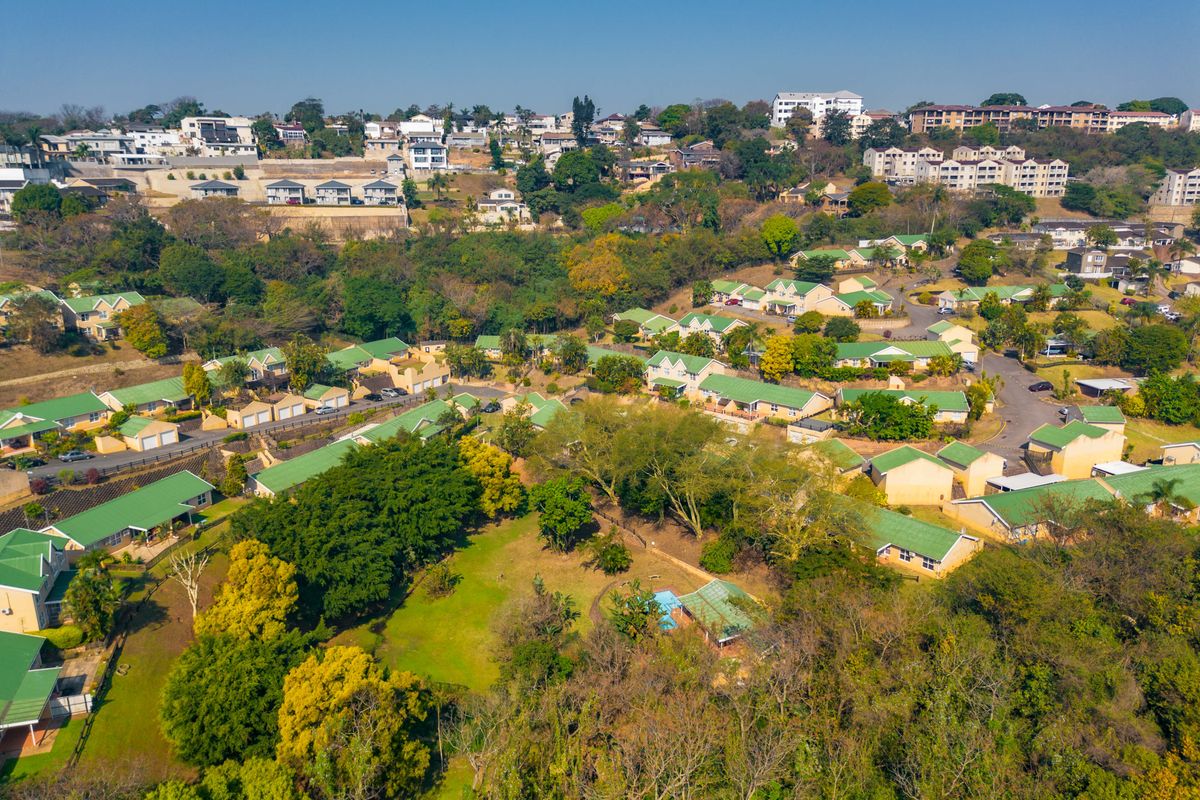 Motivated Sellers! Stylish, Secure & Convenient 3-Bed Simplex in Sherwood. - Photo 2