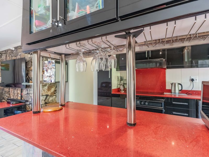 Price Reduced! Stylish, Secure & Convenient 3-Bed Simplex in Sherwood. - Photo 10