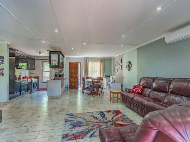 Price Reduced! Stylish, Secure & Convenient 3-Bed Simplex in Sherwood. - Photo 9