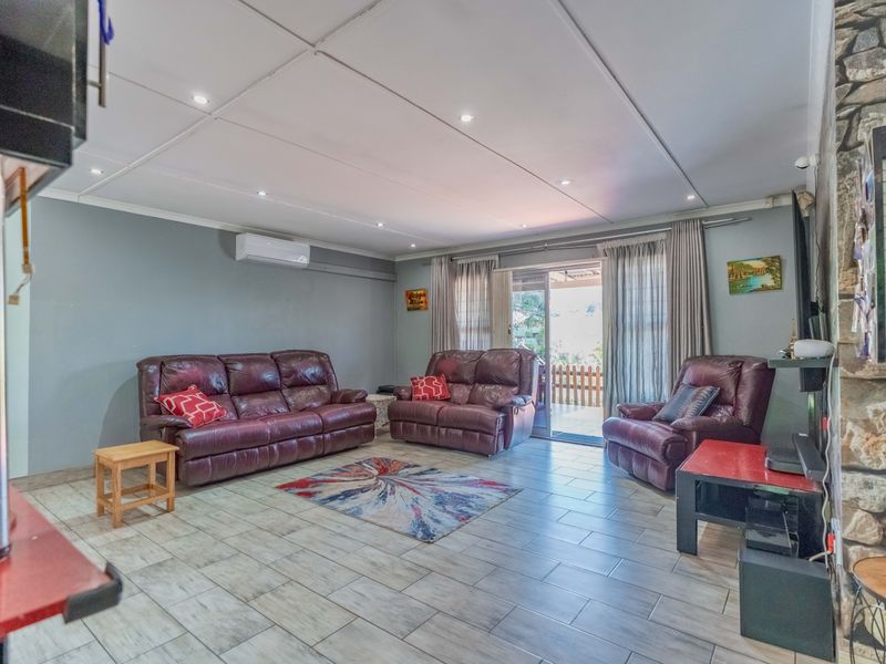 Price Reduced! Stylish, Secure & Convenient 3-Bed Simplex in Sherwood. - Photo 7