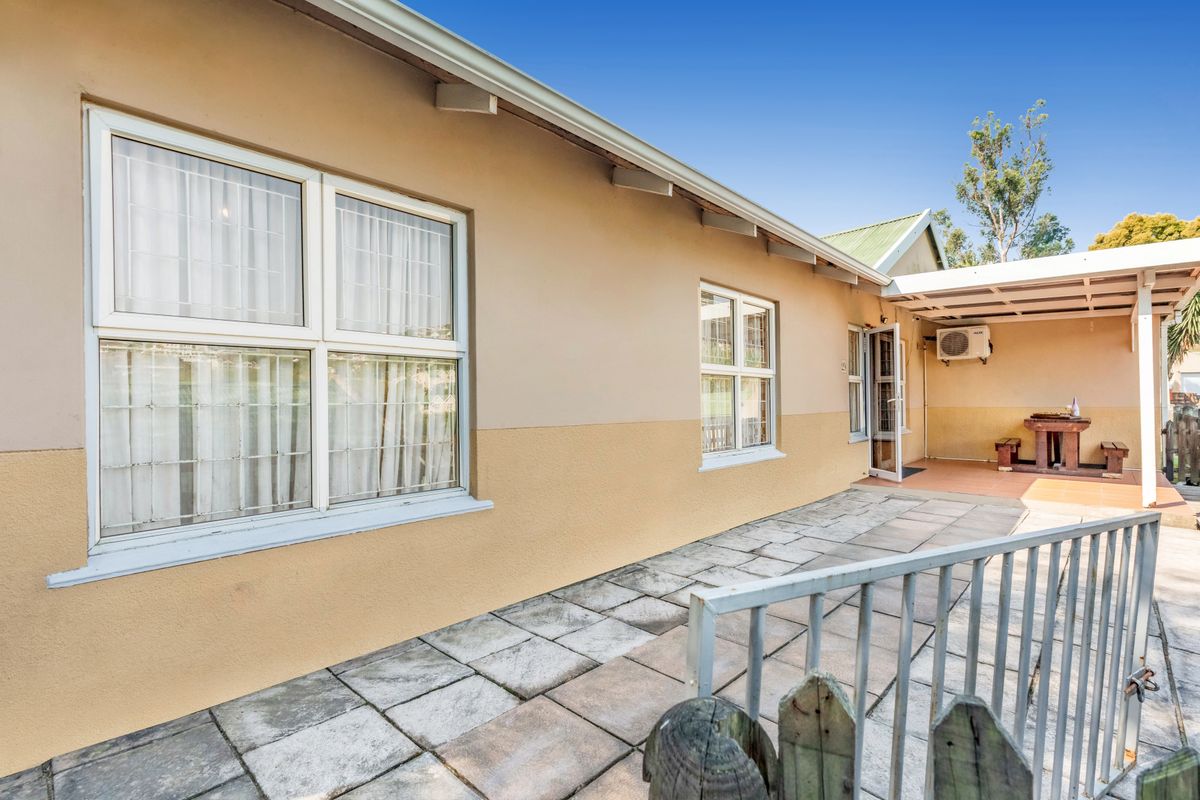 Price Reduced! Stylish, Secure & Convenient 3-Bed Simplex in Sherwood. - Photo 5