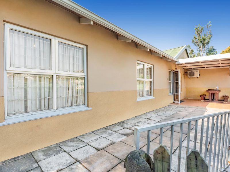 Price Reduced! Stylish, Secure & Convenient 3-Bed Simplex in Sherwood. - Photo 5