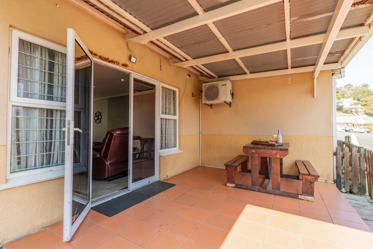 Motivated Sellers! Stylish, Secure & Convenient 3-Bed Simplex in Sherwood. - Photo 5