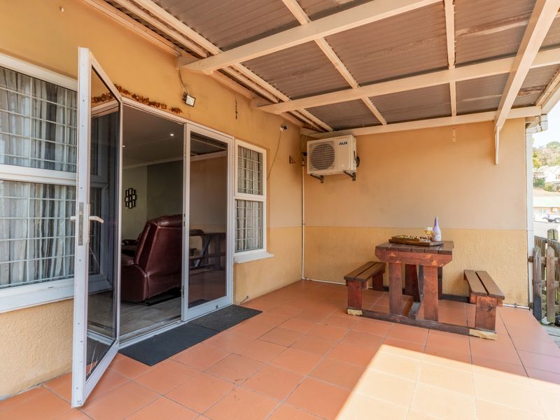 Price Reduced! Stylish, Secure & Convenient 3-Bed Simplex in Sherwood. - Photo 6