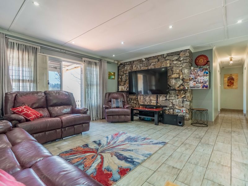 Price Reduced! Stylish, Secure & Convenient 3-Bed Simplex in Sherwood. - Photo 8