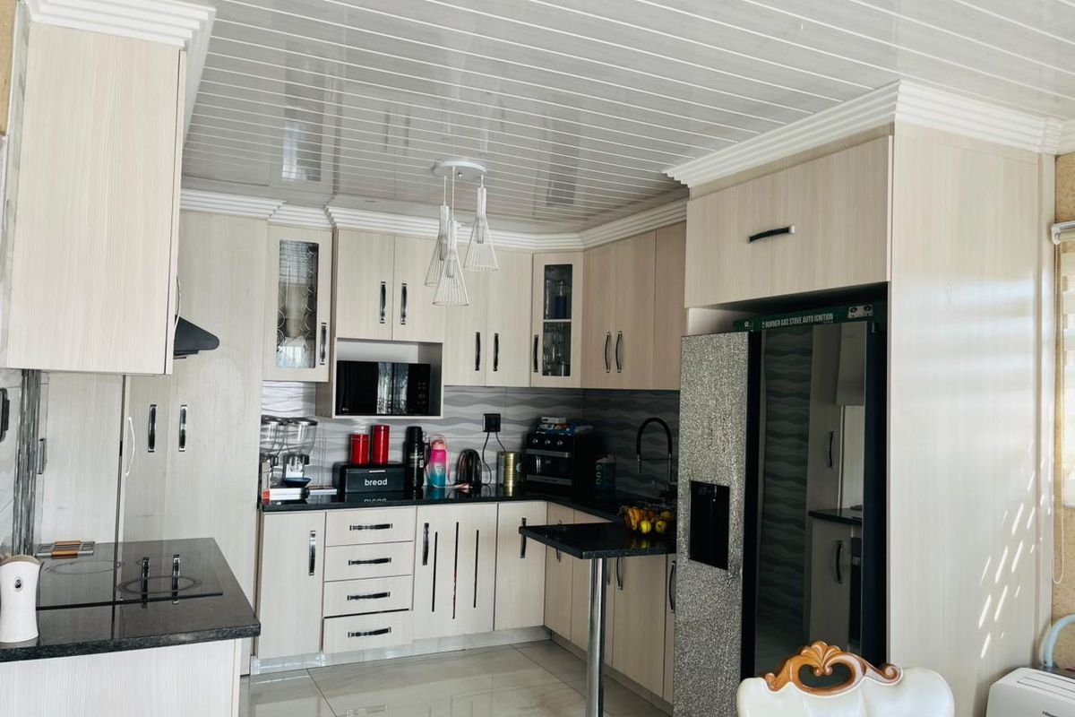 No Power Cuts! Elegant Family Home With Solar & Style - Photo 2