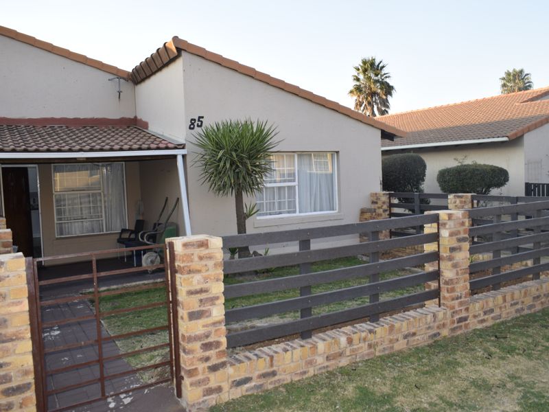 Simplex, pet friendly townhouse for sale in Elspark - Photo 2