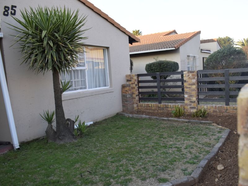 Simplex, pet friendly townhouse for sale in Elspark - Photo 5