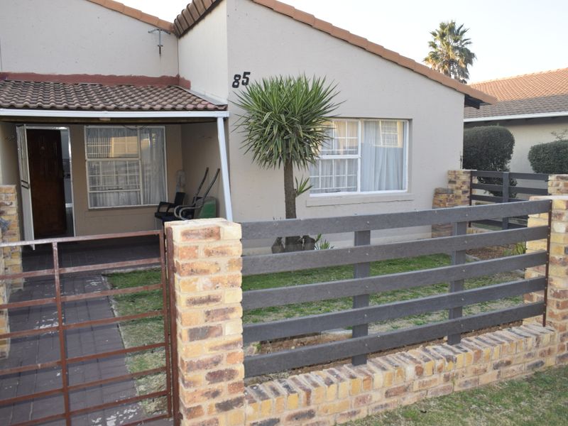 Simplex, pet friendly townhouse for sale in Elspark - Photo 3