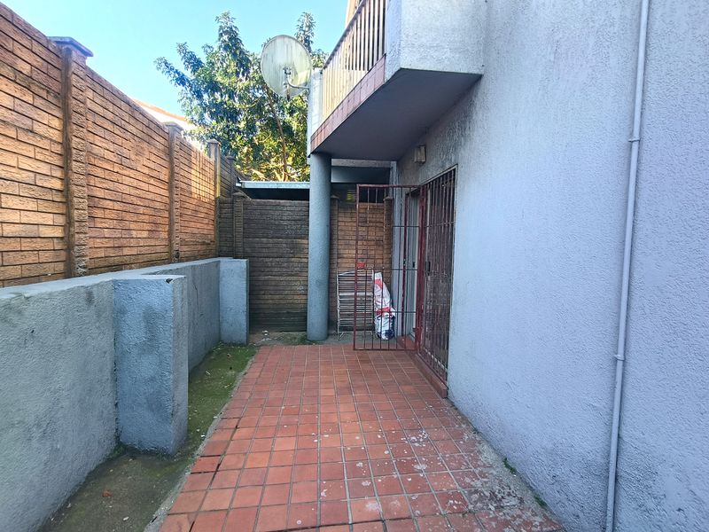 Modern Duplex in a Prime Location - Photo 6