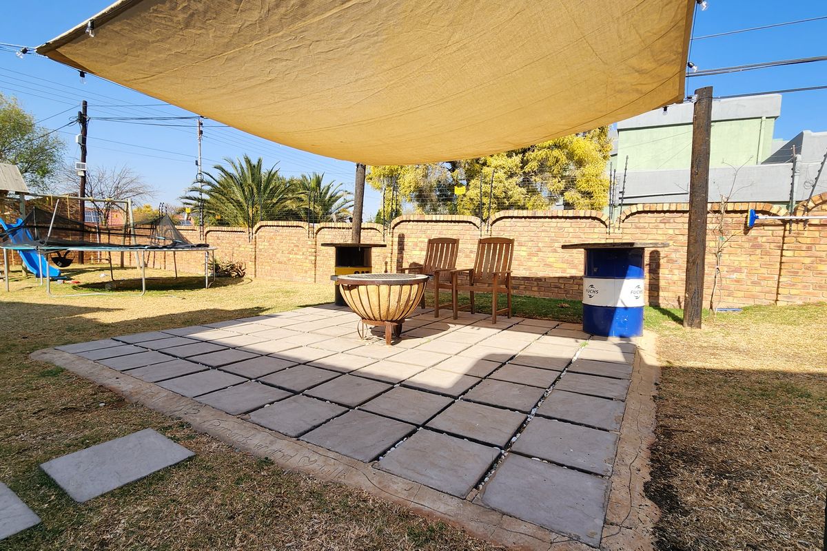 Exceptional level family home - Photo 3