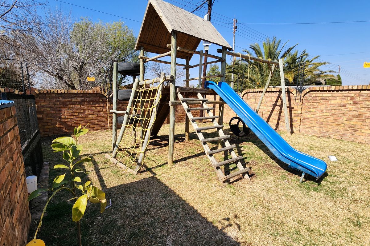 Exceptional level family home - Photo 4