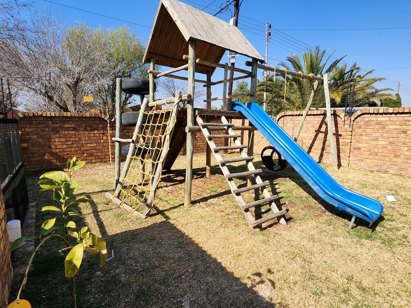 Exceptional level family home - Photo 4