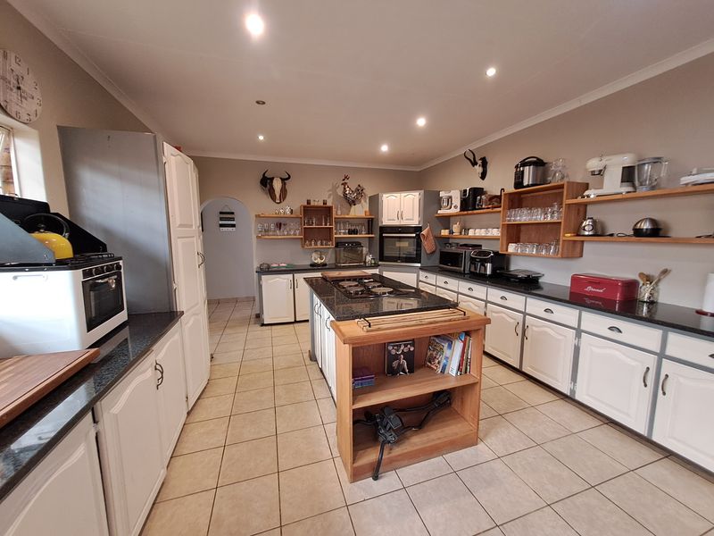 Exceptional level family home - Photo 9