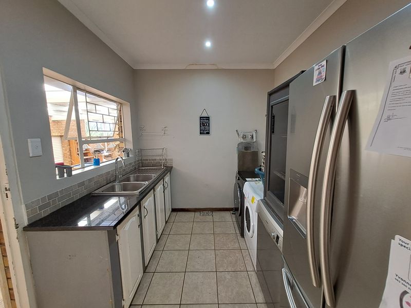 Exceptional level family home - Photo 10