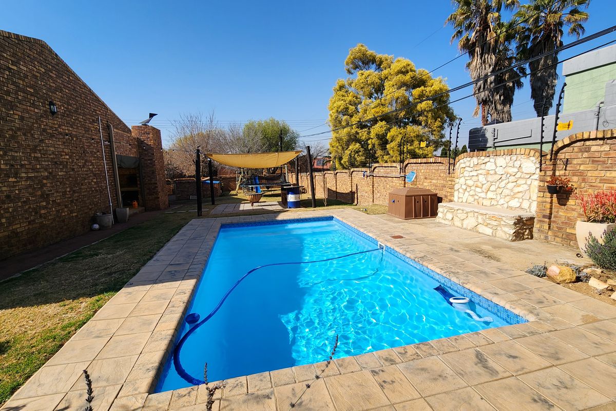 Exceptional level family home - Photo 2