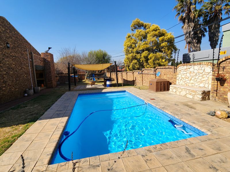 Exceptional level family home - Photo 2