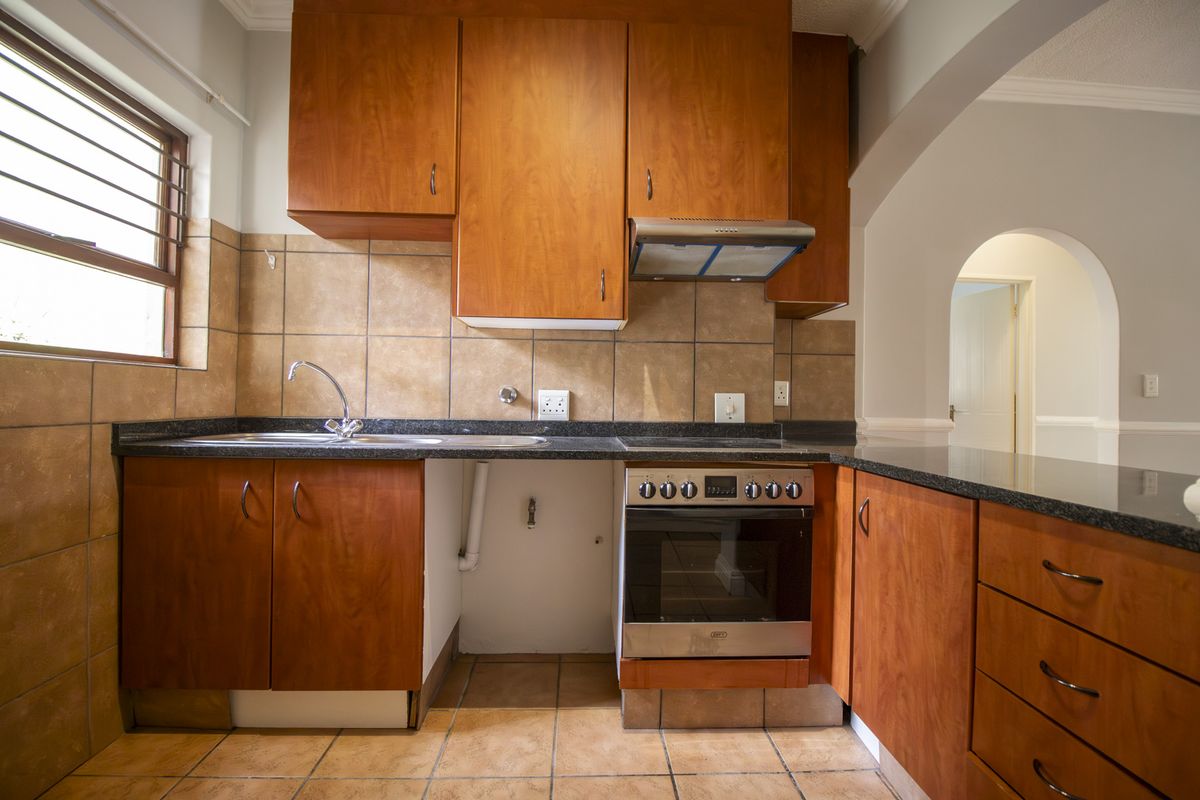 Charming Ground-Floor Unit with Private Garden in a Secure Complex - Photo 3