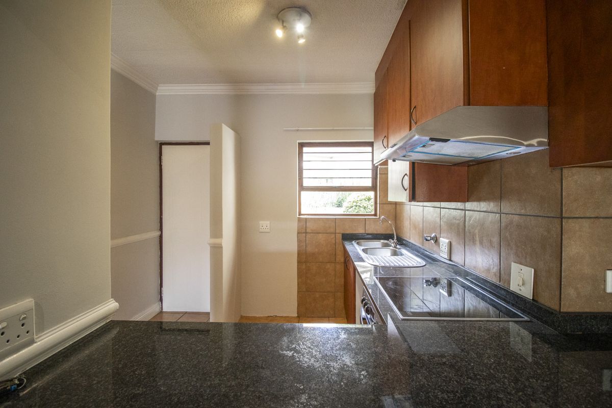 Charming Ground-Floor Unit with Private Garden in a Secure Complex - Photo 4