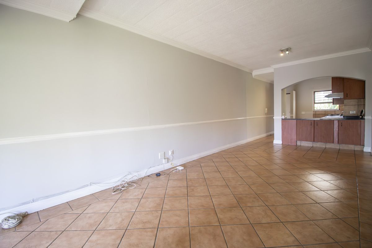 Charming Ground-Floor Unit with Private Garden in a Secure Complex - Photo 5