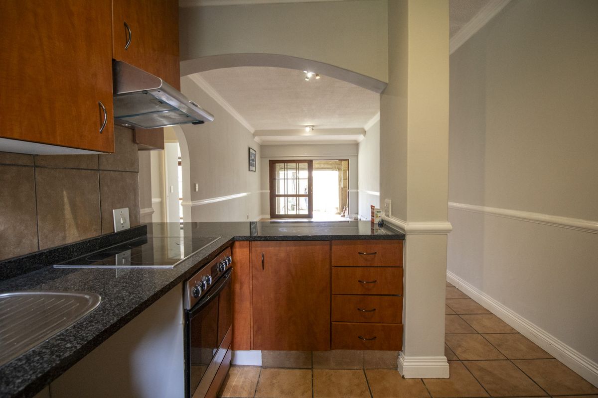 Charming Ground-Floor Unit with Private Garden in a Secure Complex - Photo 2