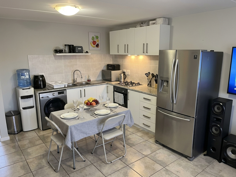 Three-bedroom ground-floor apartment to rent in Burgundy Estate - Photo 1