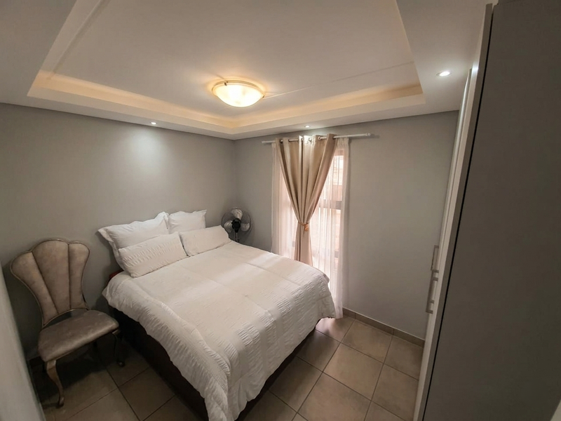 Three-bedroom ground-floor apartment to rent in Burgundy Estate - Photo 8