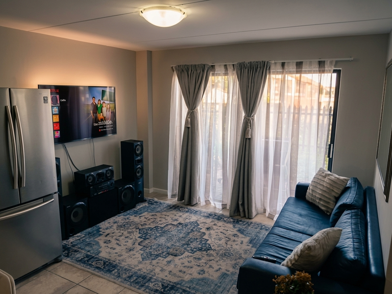 Three-bedroom ground-floor apartment to rent in Burgundy Estate - Photo 6